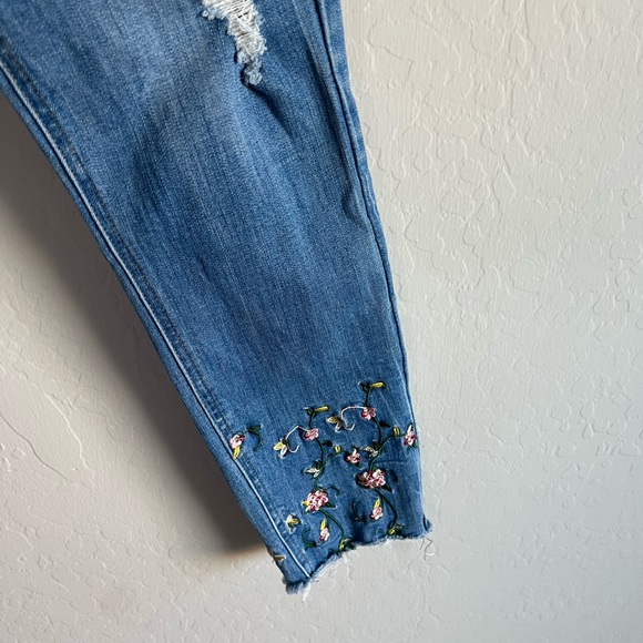 Chelsea and Theodore Women’s Floral Embroidered Distressed Jeans Size 8 Boho - Picture 3 of 6